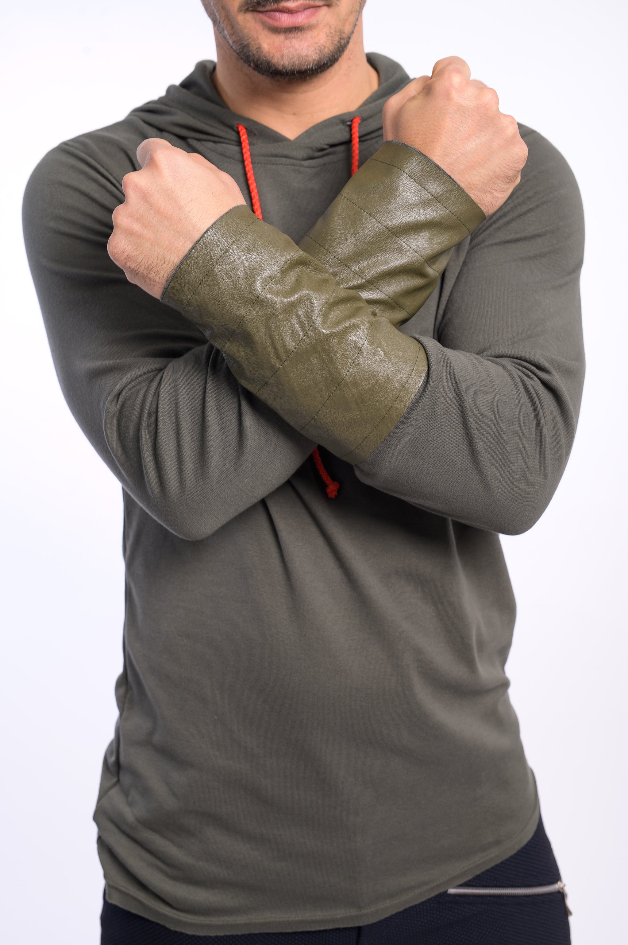 Oliva színű, kapucnis férfi póló műbőrrel